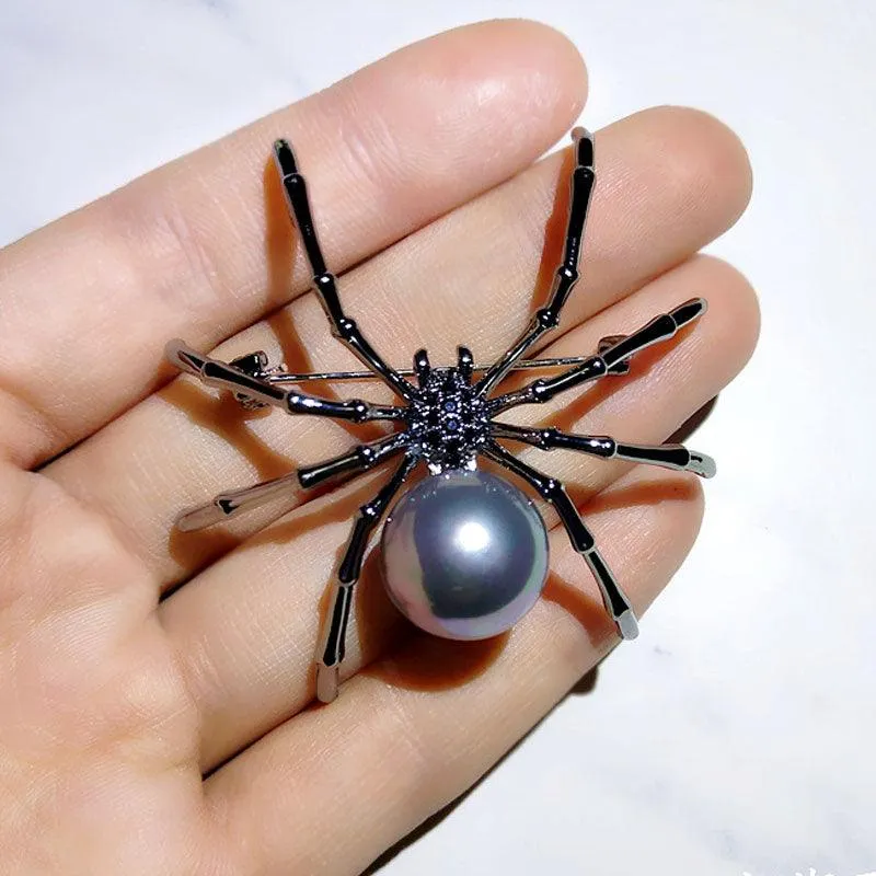 Chic Spider Brooch: Unisex Fashion Statement Accessory