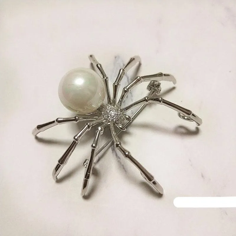 Chic Spider Brooch: Unisex Fashion Statement Accessory