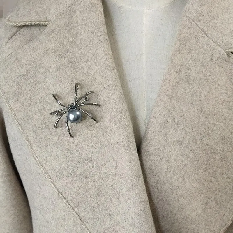 Chic Spider Brooch: Unisex Fashion Statement Accessory