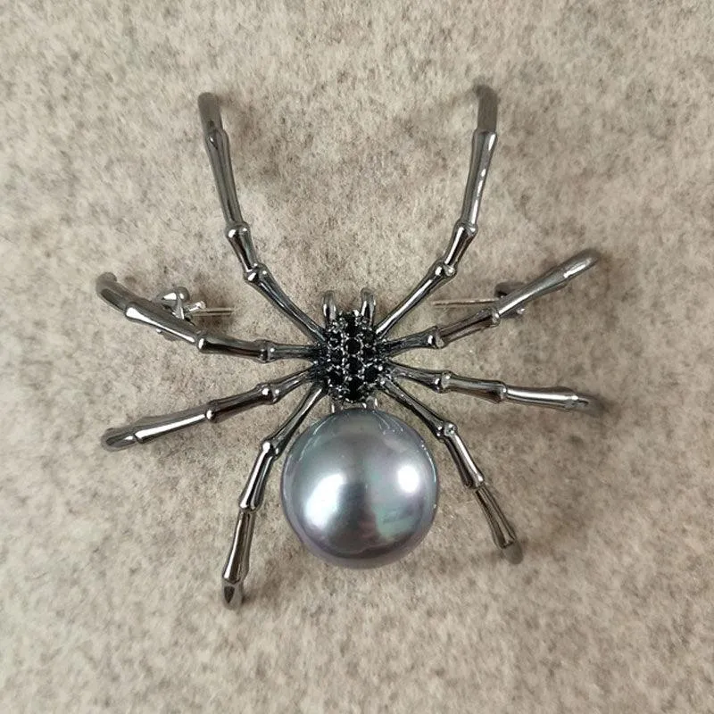 Chic Spider Brooch: Unisex Fashion Statement Accessory