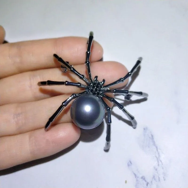 Chic Spider Brooch: Unisex Fashion Statement Accessory