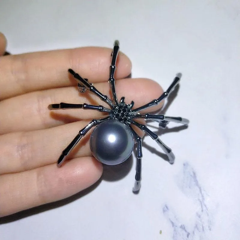 Chic Spider Brooch: Unisex Fashion Statement Accessory